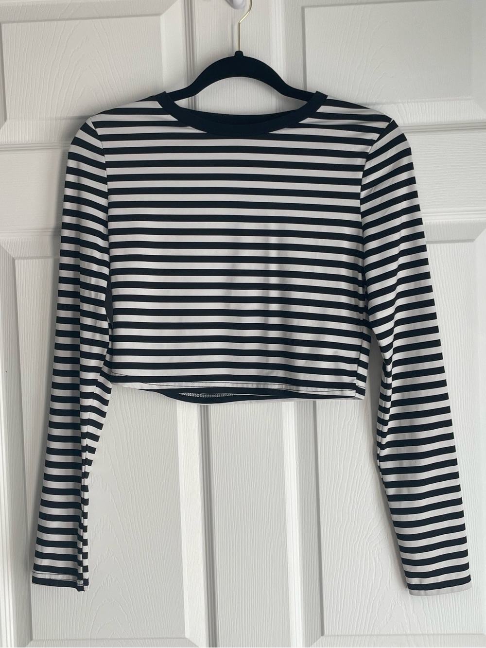 Black & White Striped Long-Sleeve Crop Top Size Large